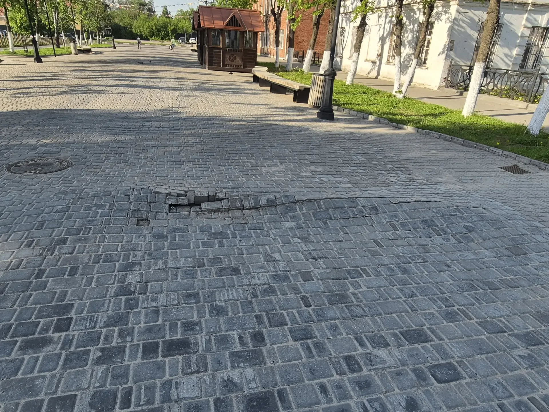 Уважаемые жители! На улице 1 Мая, в центральной части города, на пешеходной зоне рядом с детской пло