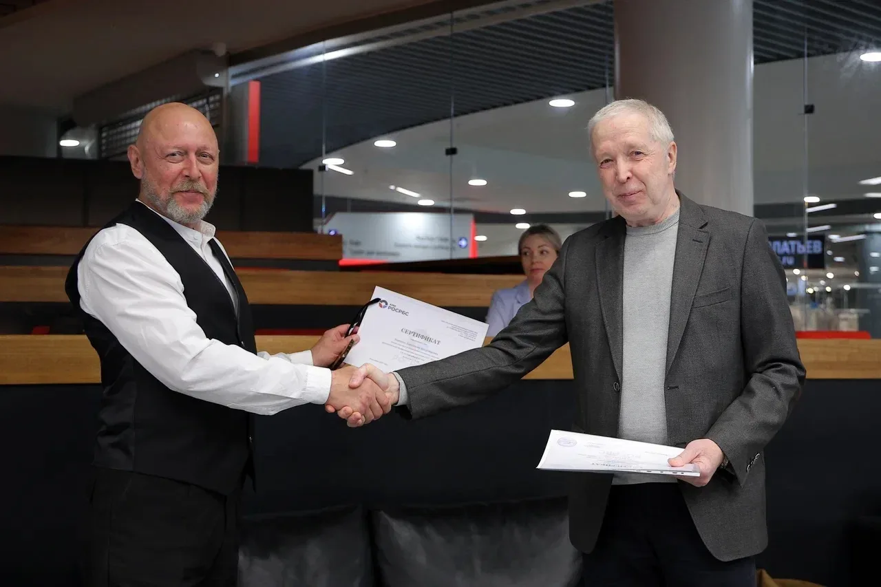 С февраля 2026 года в нашей школе открылась секция по бильярду. Оборудование было предоставлено при 