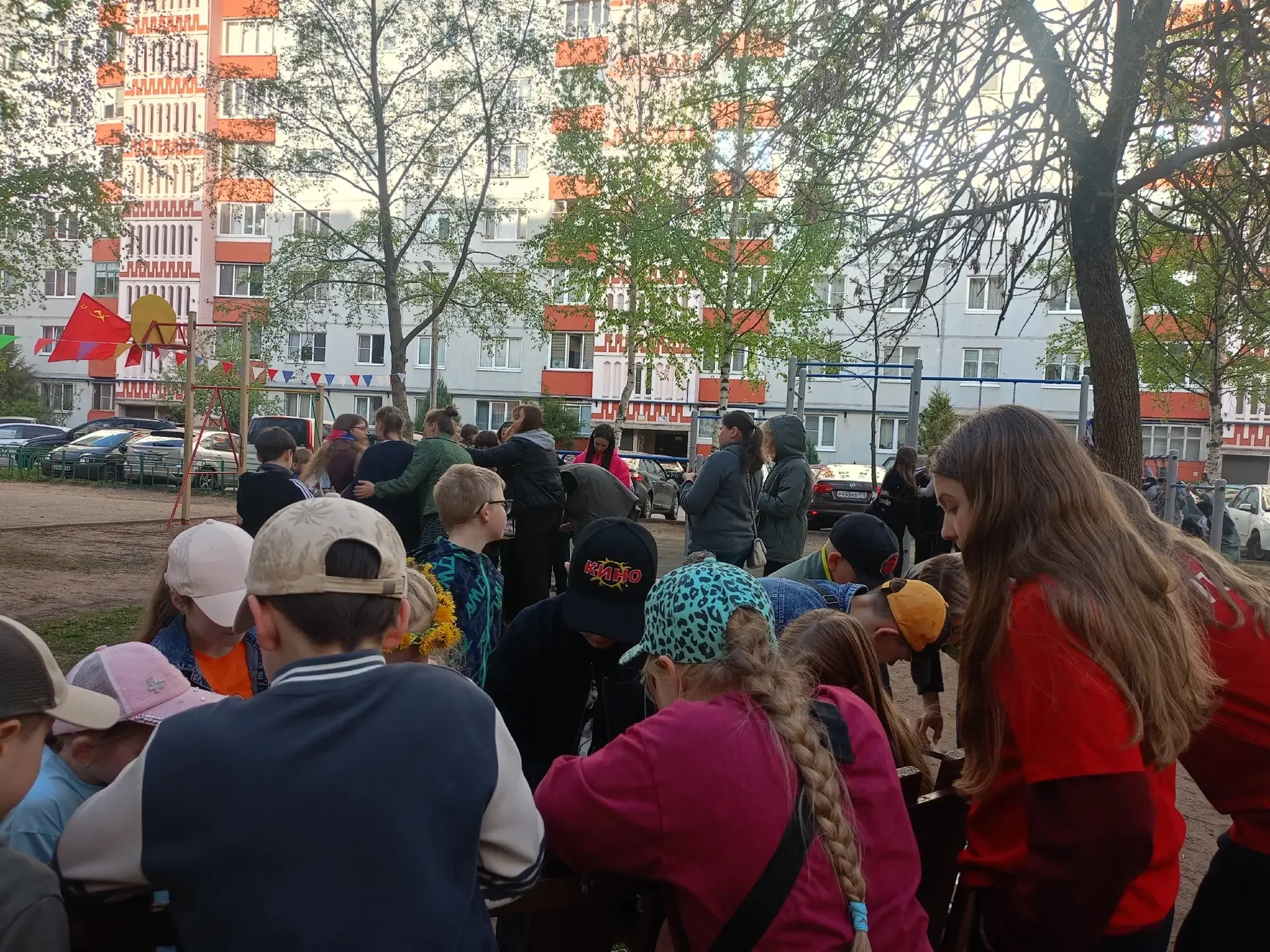 🕊️ 6 мая во дворе ТОС «Паритет-2» прошло мероприятие, посвящённое Дню Победы  Активисты Гимназии №4 