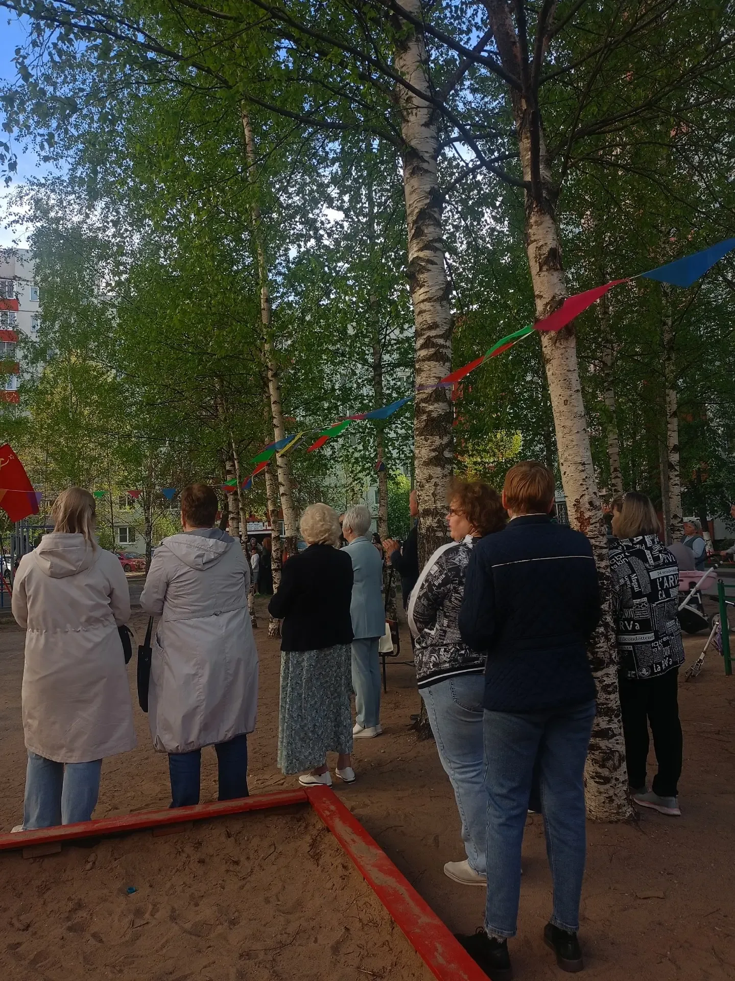 🕊️ 6 мая во дворе ТОС «Паритет-2» прошло мероприятие, посвящённое Дню Победы  Активисты Гимназии №4 