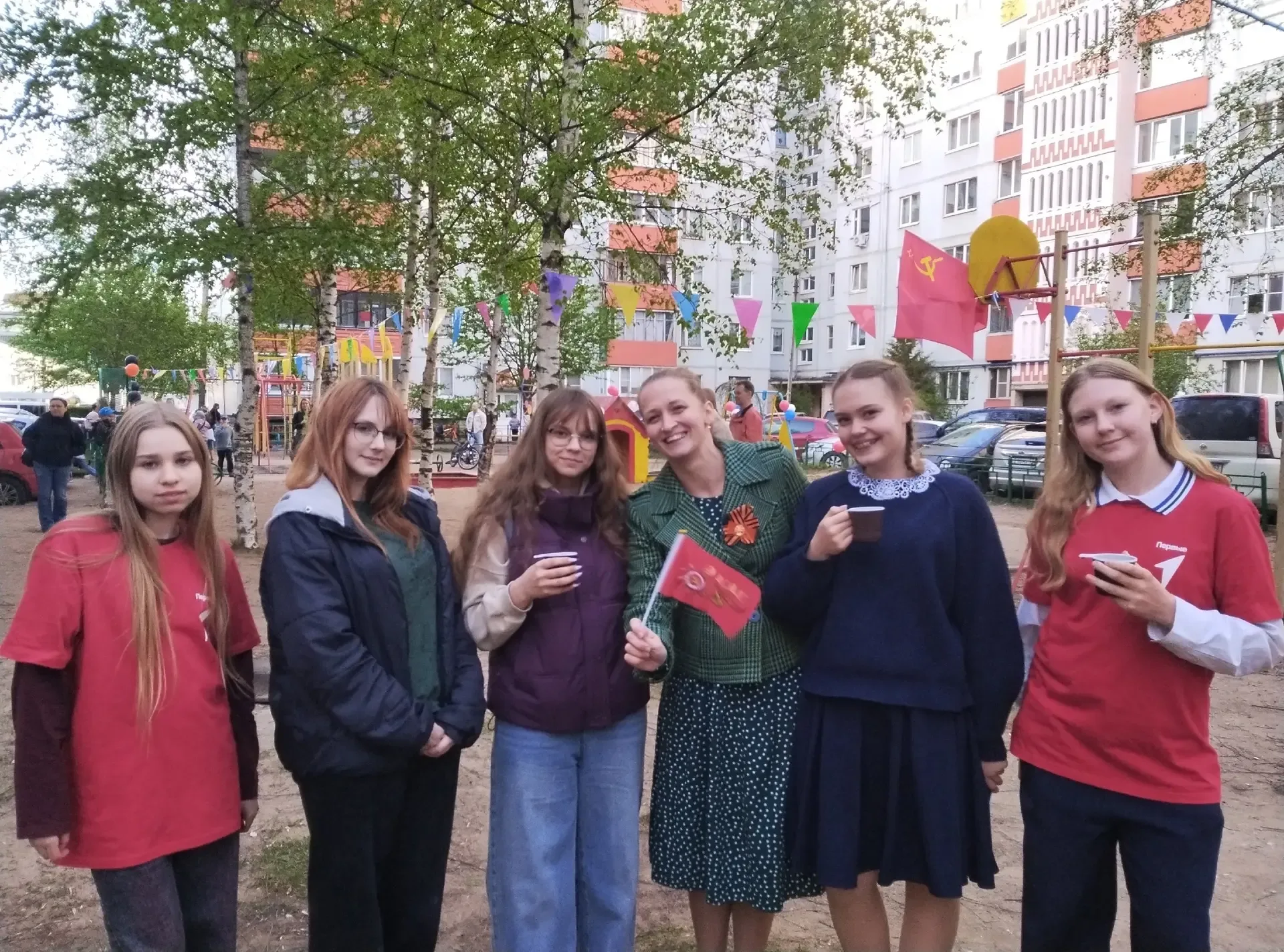 🕊️ 6 мая во дворе ТОС «Паритет-2» прошло мероприятие, посвящённое Дню Победы  Активисты Гимназии №4 