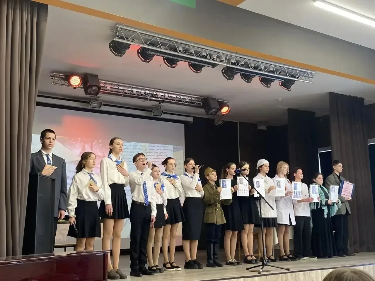 Юные таланты 7 «В» класса, с триумфом вернувшиеся с регионального конкурса патриотической песни, пок