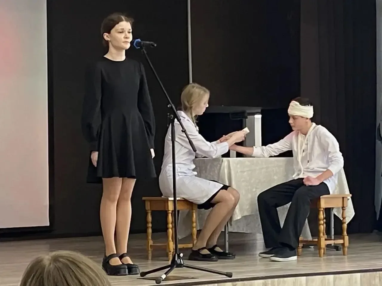 Юные таланты 7 «В» класса, с триумфом вернувшиеся с регионального конкурса патриотической песни, пок