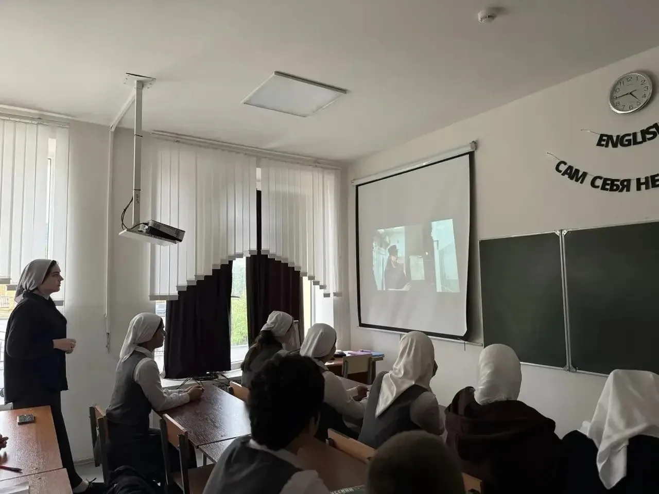 В  МБОУ "СОШ 1 с Алхазурово   им. А. Сулейманова"систематически  проводятся уроки мужества , посвяще