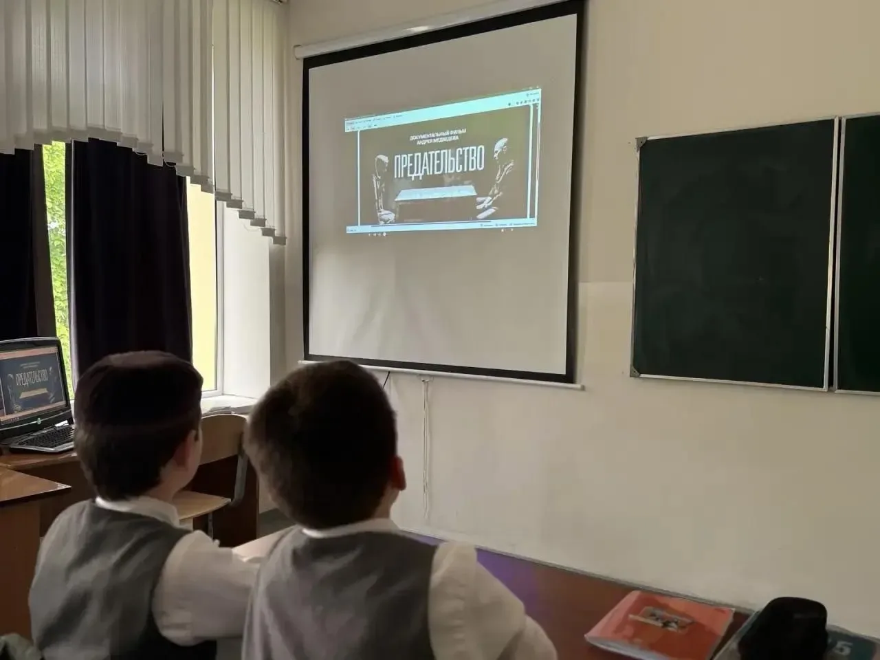 В  МБОУ "СОШ 1 с Алхазурово   им. А. Сулейманова"систематически  проводятся уроки мужества , посвяще