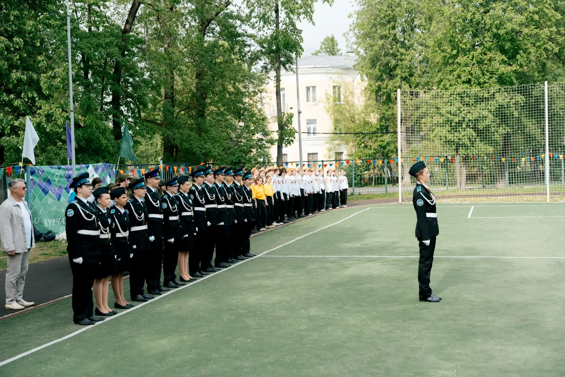 На площадке корпуса «Вектор» впервые прошёл конкурс «Смотр строя и песни» среди команд образовательн