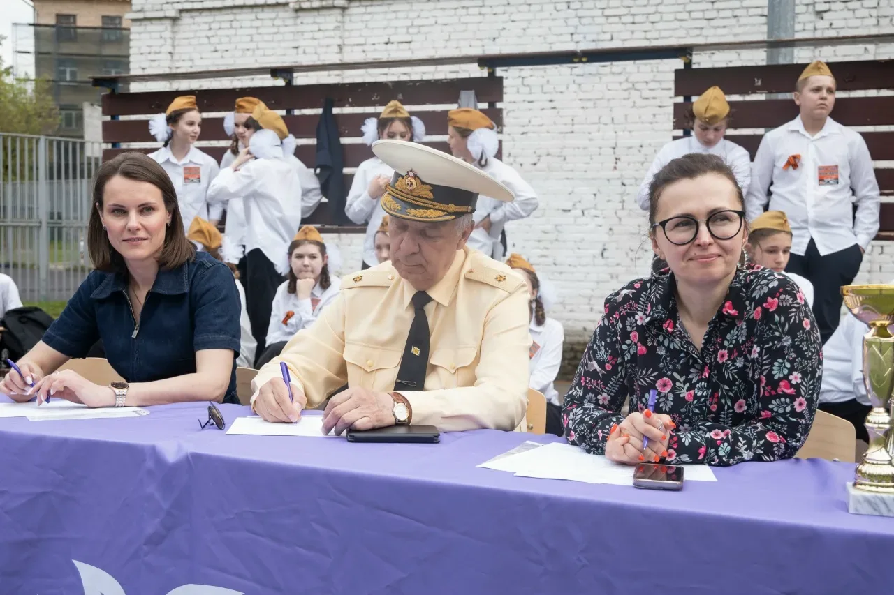 Вчера на поле корпуса «Вектор» прошёл финал школьного конкурса «Смотр строя и песни» среди учеников 