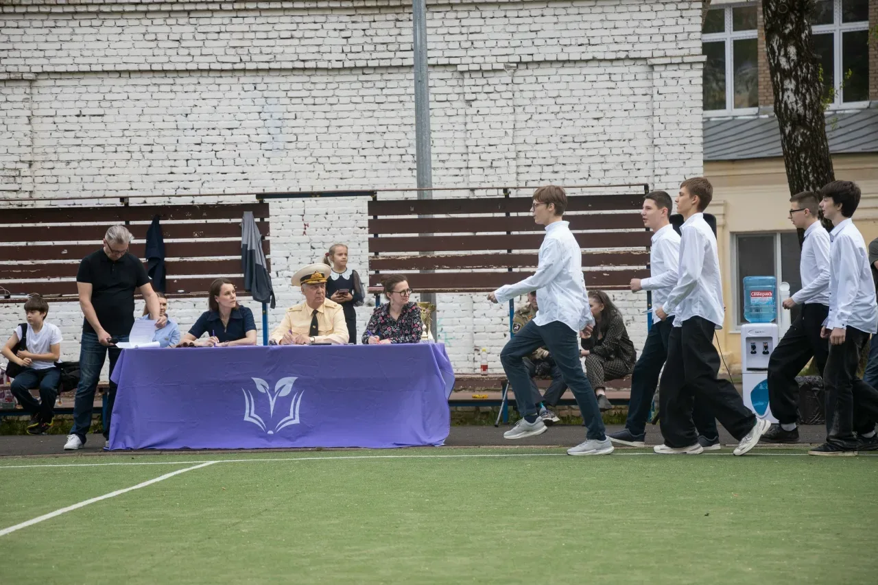 Вчера на поле корпуса «Вектор» прошёл финал школьного конкурса «Смотр строя и песни» среди учеников 