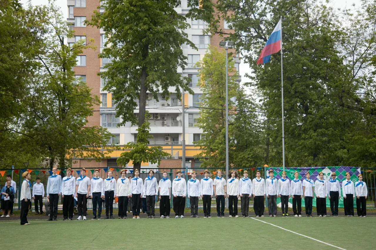 Вчера на поле корпуса «Вектор» прошёл финал школьного конкурса «Смотр строя и песни» среди учеников 