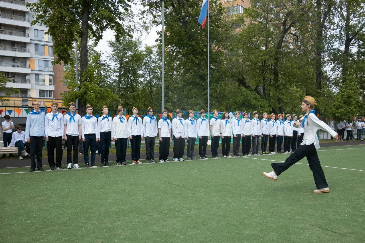 Вчера на поле корпуса «Вектор» прошёл финал школьного конкурса «Смотр строя и песни» среди учеников 