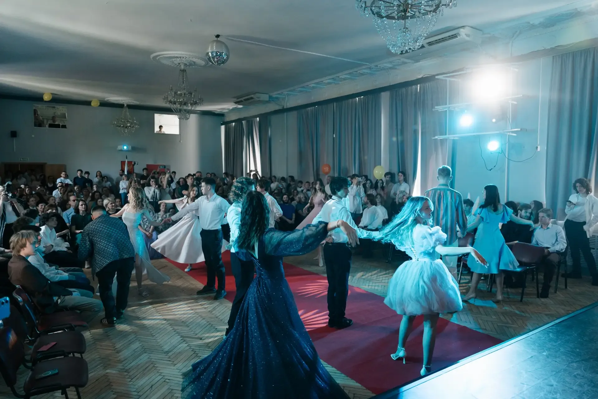 🎓 11 ЛЕТ В ОДНОМ МГНОВЕНИИ  Вчера для учеников корпуса «Факультет» и «ФМО» прозвенел последний звоно