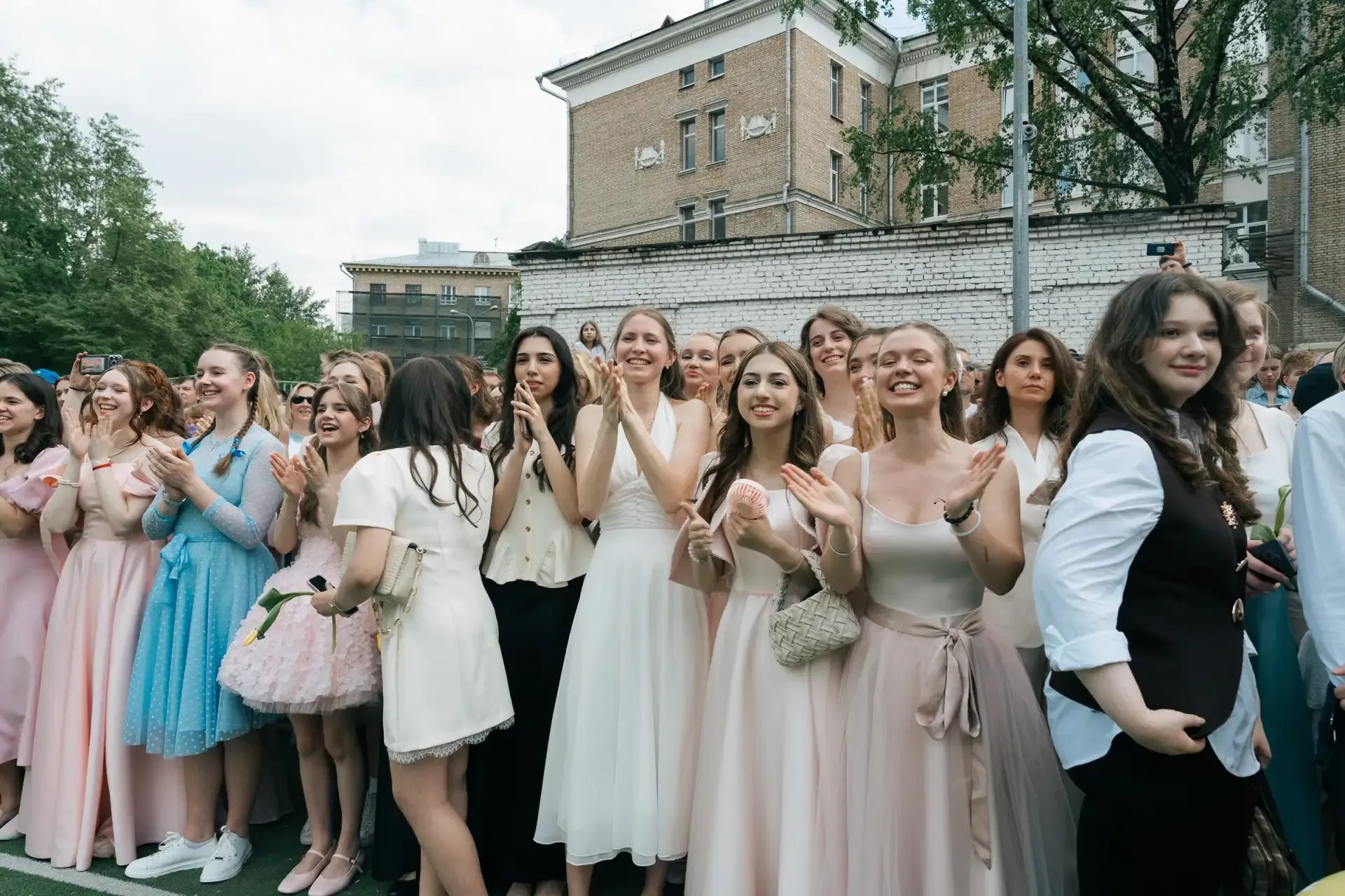 🎓 11 ЛЕТ В ОДНОМ МГНОВЕНИИ  Вчера для учеников корпуса «Факультет» и «ФМО» прозвенел последний звоно