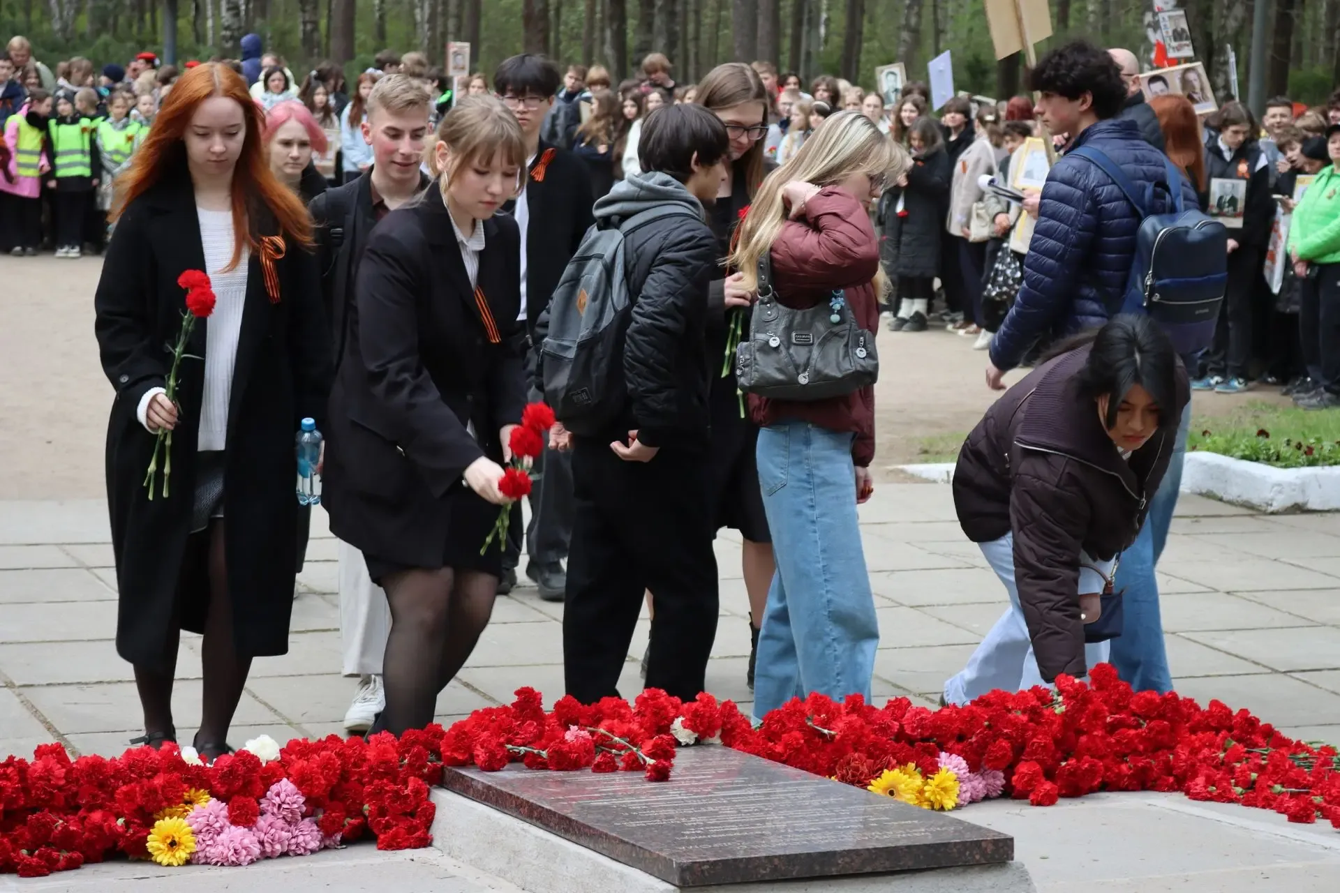 «Памяти павших будьте достойны»  7 мая в лесопарке Сосновка наши учащиеся 11 класса приняли участие 