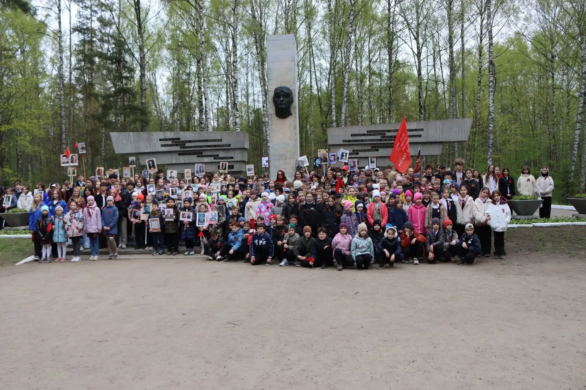 «Памяти павших будьте достойны»  7 мая в лесопарке Сосновка наши учащиеся 11 класса приняли участие 