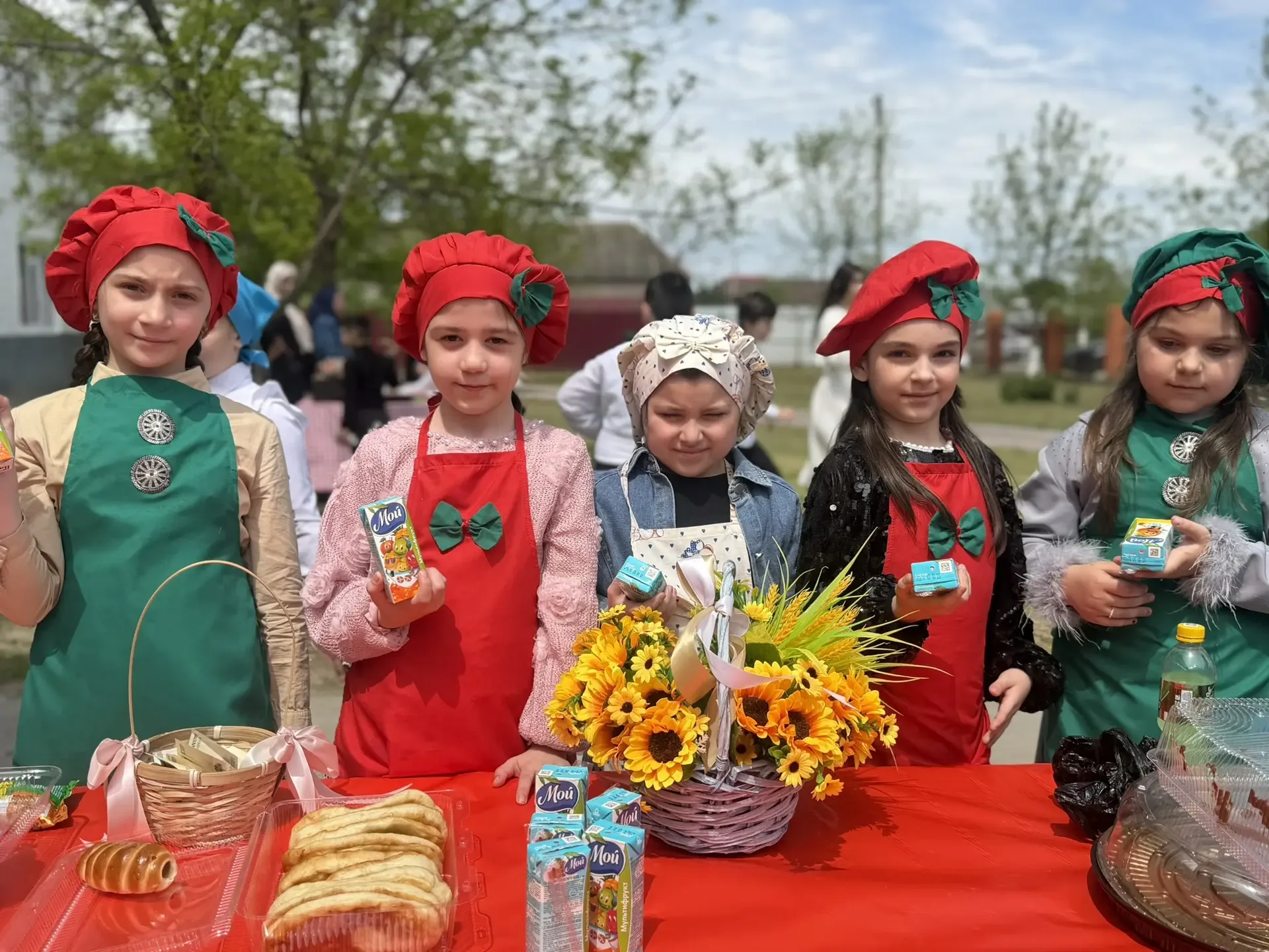 🌸 Весенняя ярмарка в нашей школе прошла с размахом! 🌸 Вот он, настоящий праздник весны: яркие стенды