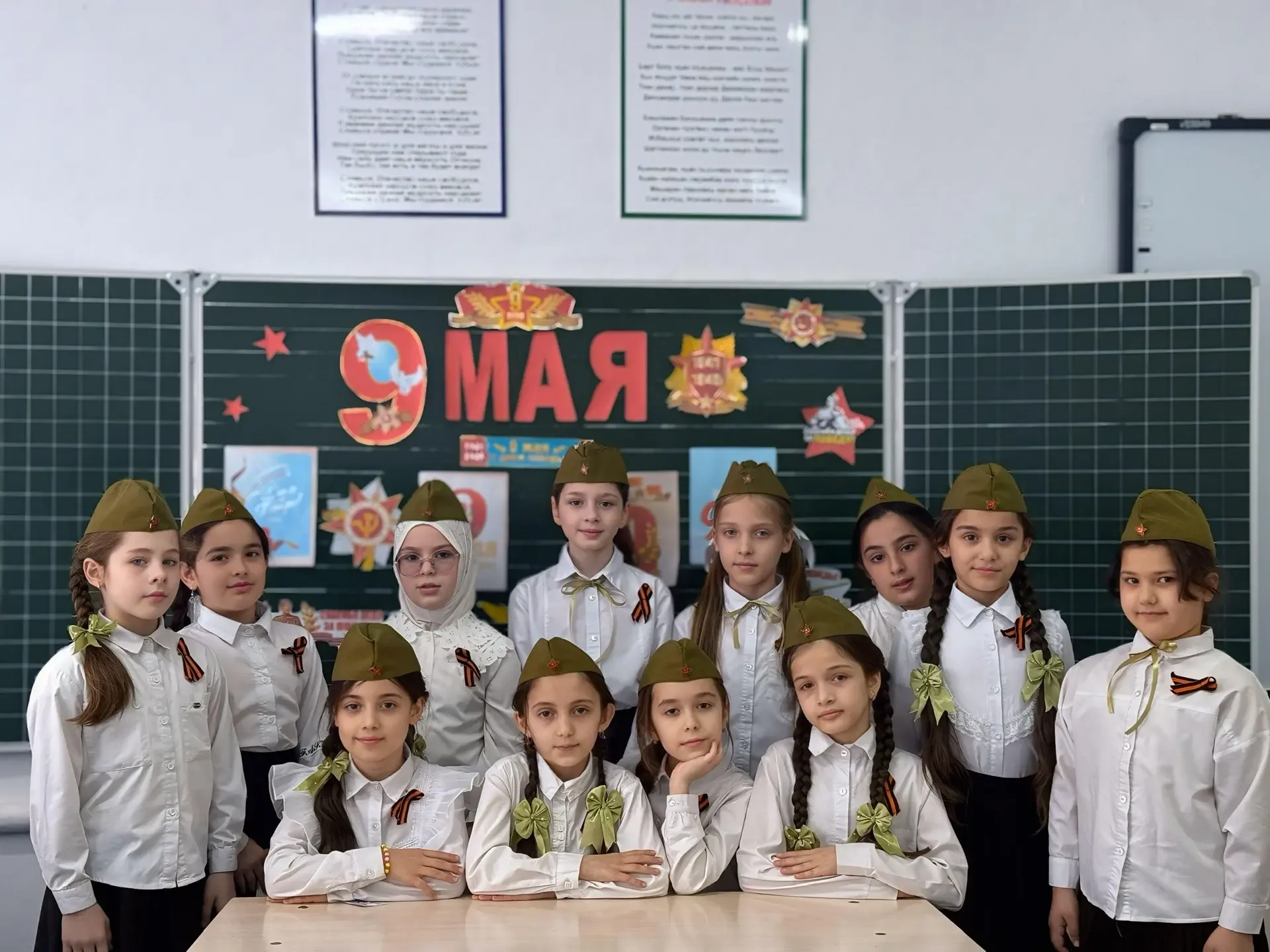 В нашем 3 «Б» классе прошёл красочный классный час, посвящённый Дню Победы! Ребята вместе с учителем