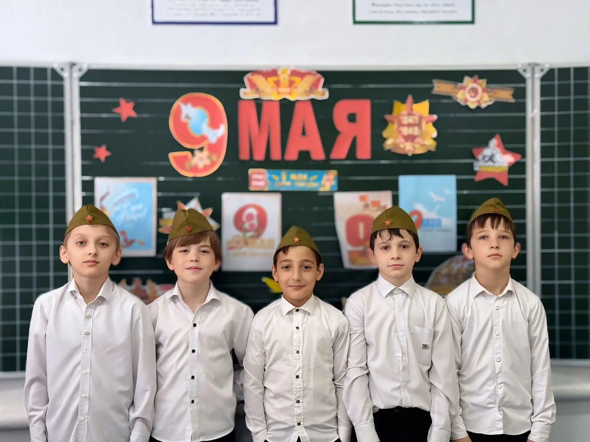 В нашем 3 «Б» классе прошёл красочный классный час, посвящённый Дню Победы! Ребята вместе с учителем