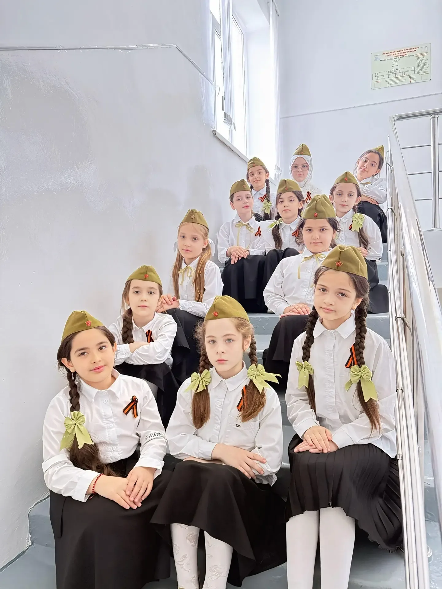 В нашем 3 «Б» классе прошёл красочный классный час, посвящённый Дню Победы! Ребята вместе с учителем