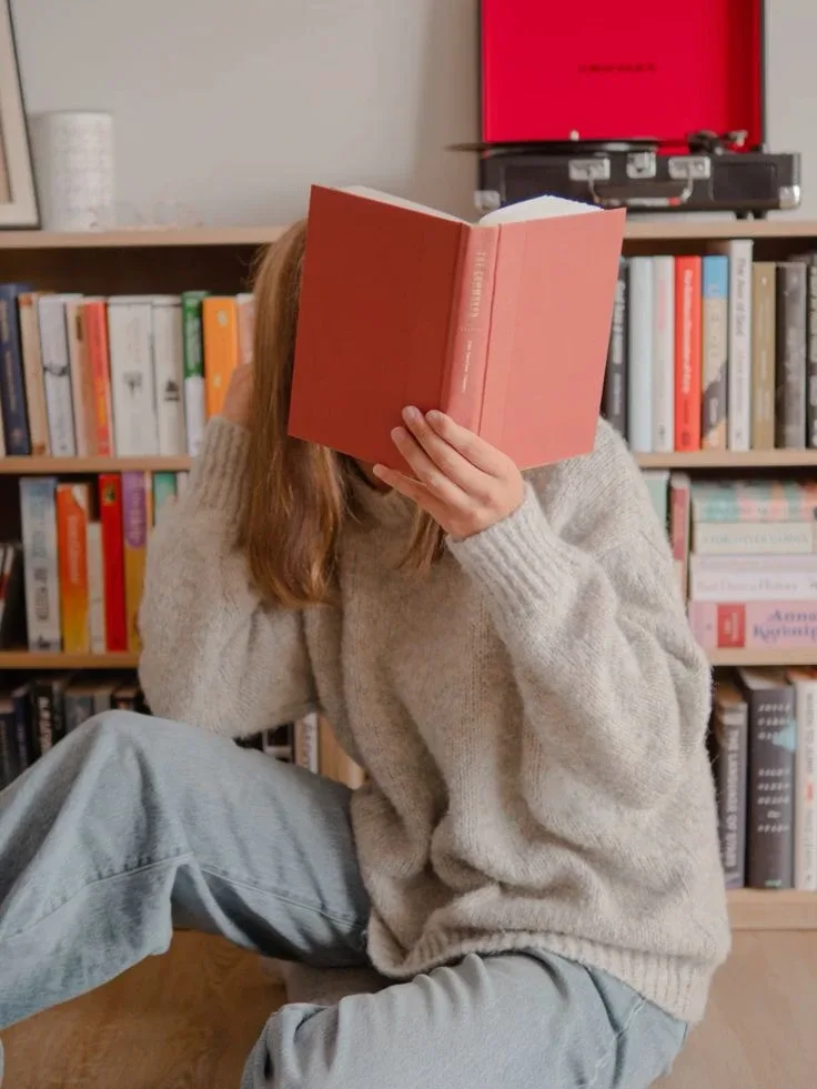 🎓 Психология в деталях: как нас выдают жесты и поведение  1. Люди, которые часто смотрят на своё отр
