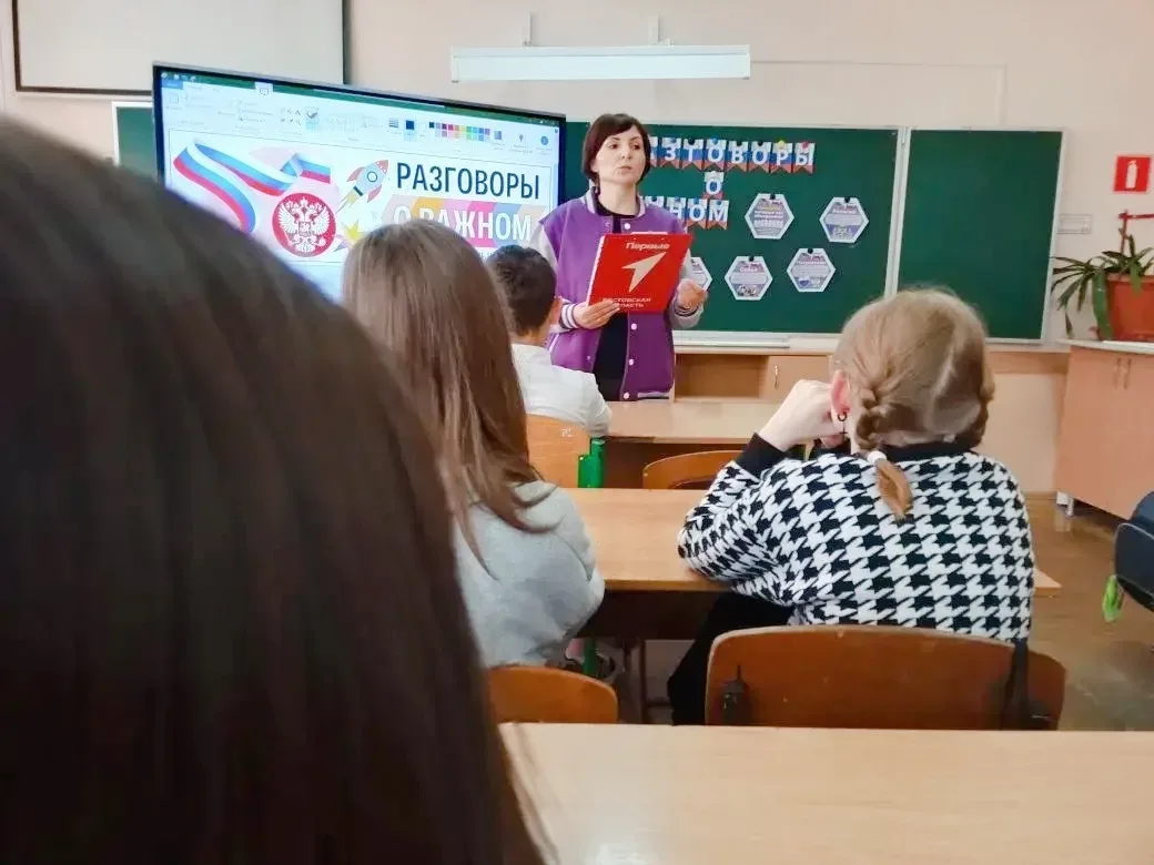 🇷🇺 Новая учебная неделя в нашей школе началась с торжественной линейки, поднятия Государственного фл