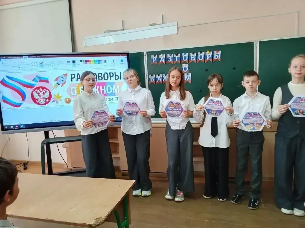 🇷🇺 Новая учебная неделя в нашей школе началась с торжественной линейки, поднятия Государственного фл