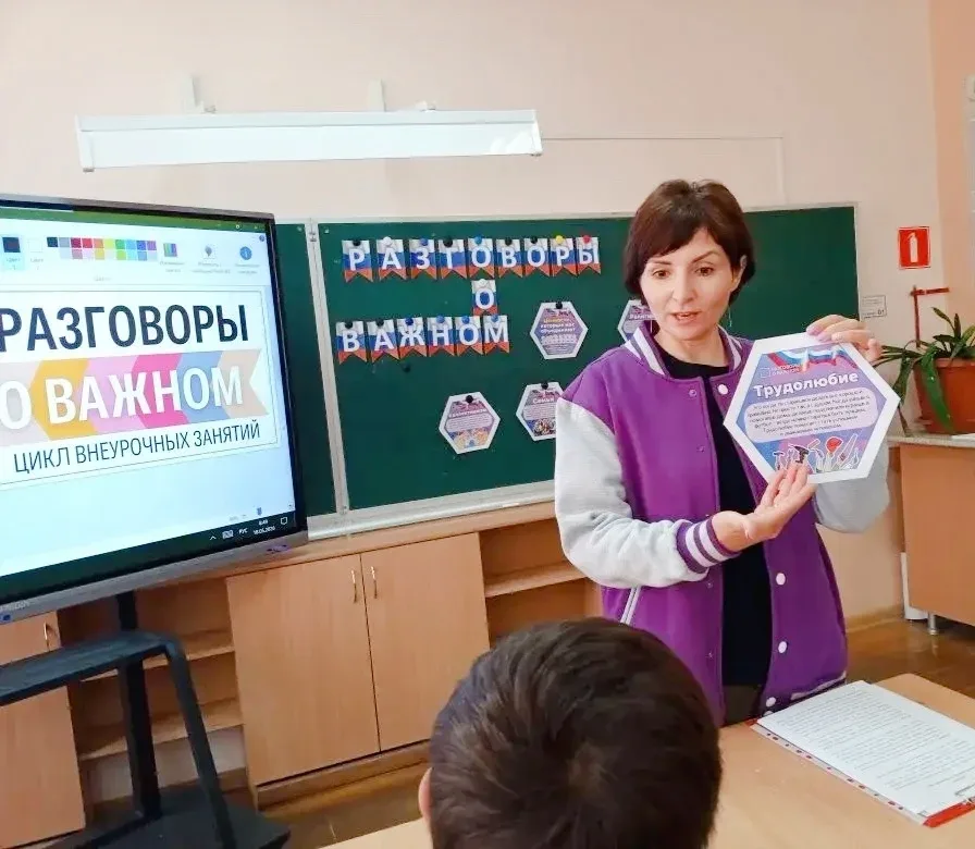 🇷🇺 Новая учебная неделя в нашей школе началась с торжественной линейки, поднятия Государственного фл
