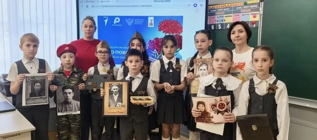 🎗️Всероссийская акция «Хранители времени»  💬Советник по воспитанию Королева Г.А. совместно с ребятам
