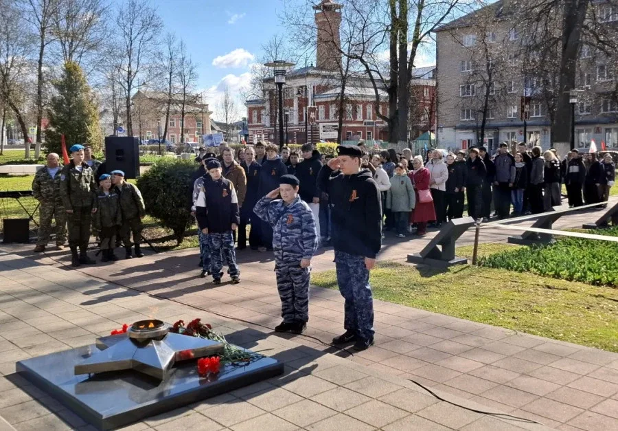 Сегодня в Парке Победы состоялось торжественное мероприятие с возложением цветов и венков к Вечному 