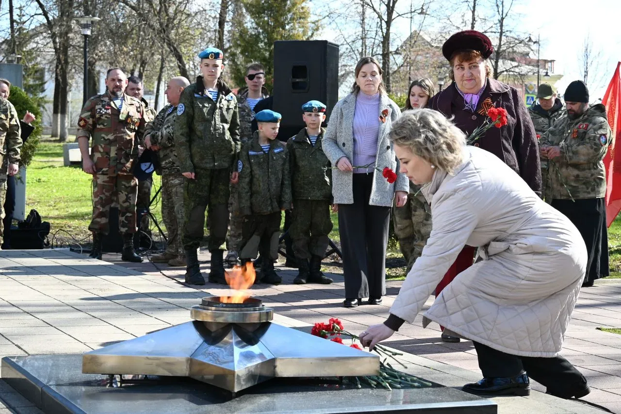 Сегодня в Парке Победы состоялось торжественное мероприятие с возложением цветов и венков к Вечному 