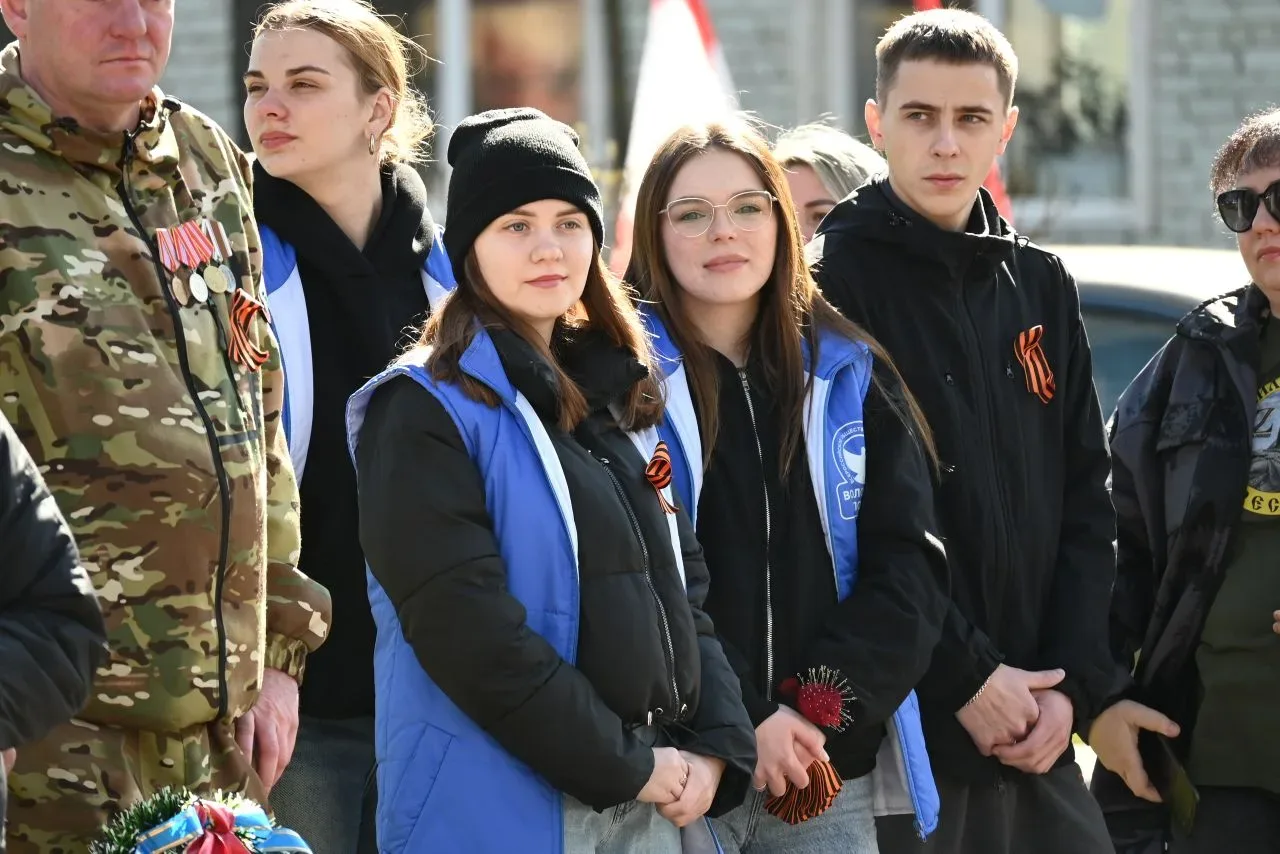Сегодня в Парке Победы состоялось торжественное мероприятие с возложением цветов и венков к Вечному 