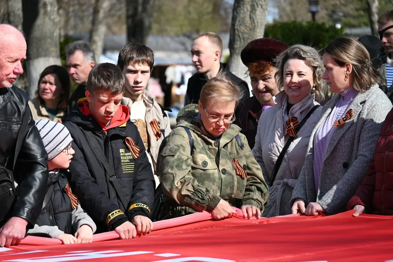 Сегодня в Парке Победы состоялось торжественное мероприятие с возложением цветов и венков к Вечному 
