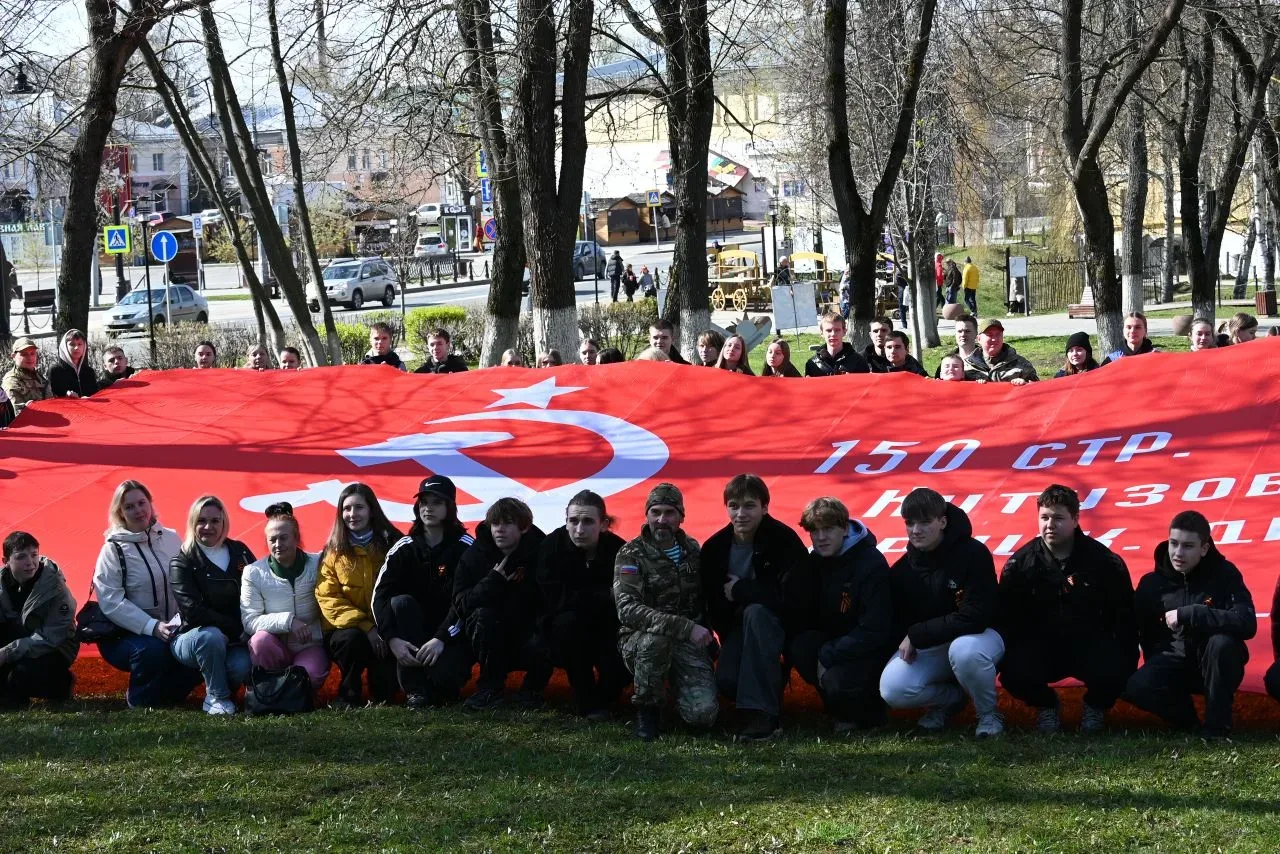 Сегодня в Парке Победы состоялось торжественное мероприятие с возложением цветов и венков к Вечному 