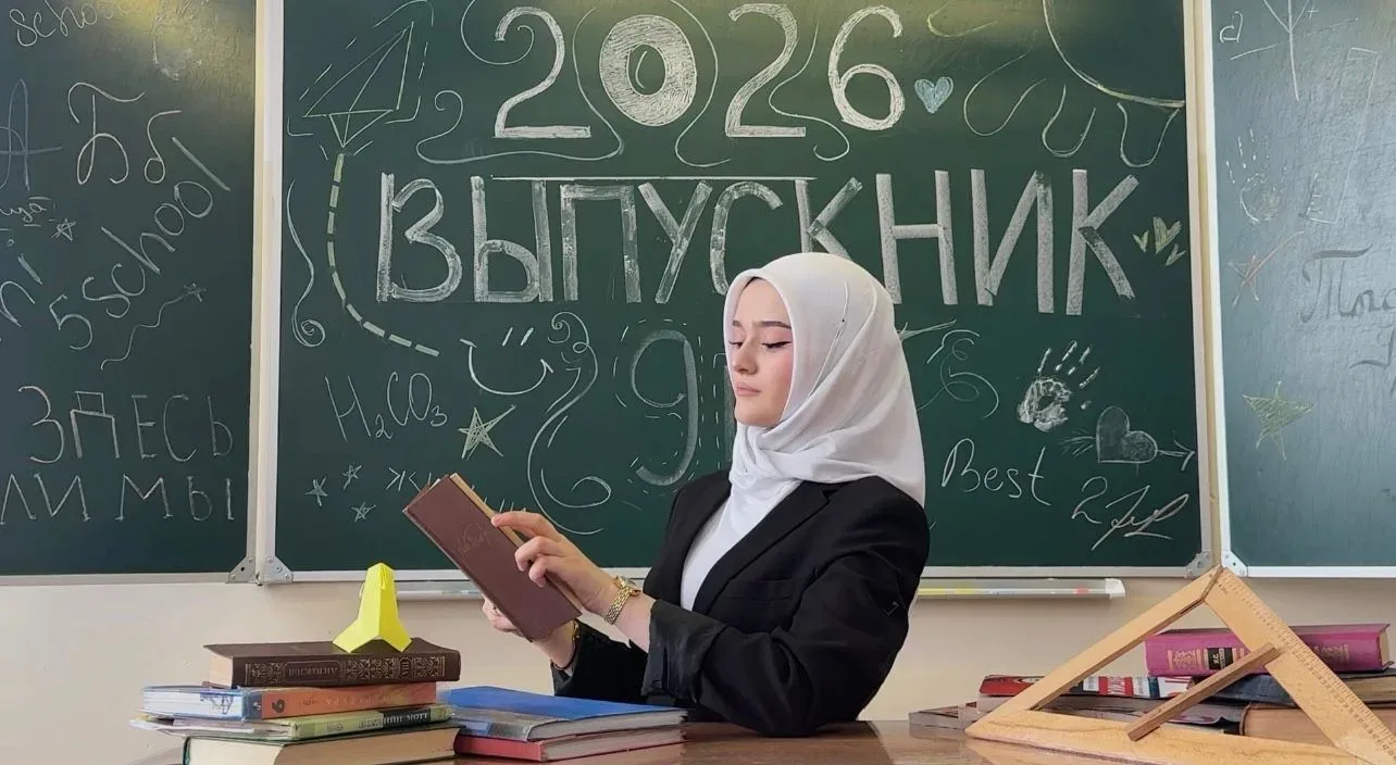 Снимок — это не просто бумага или файл. Это возможность через много лет снова услышать шум школьного