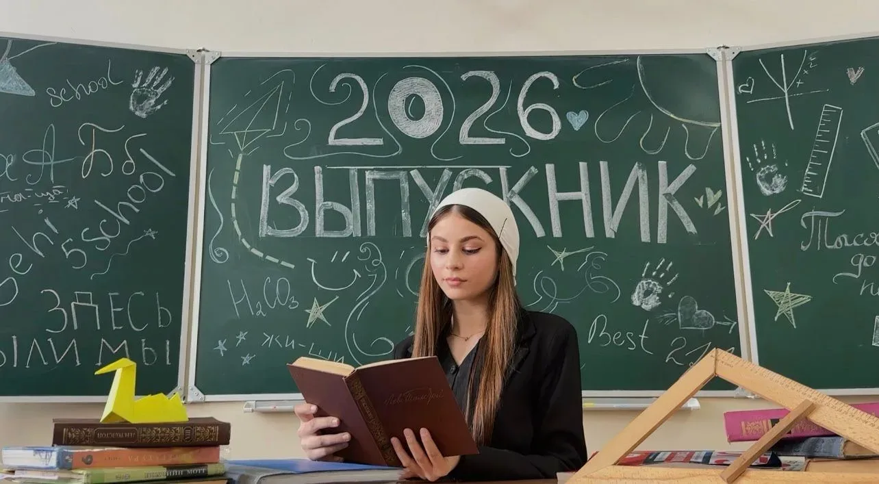Снимок — это не просто бумага или файл. Это возможность через много лет снова услышать шум школьного