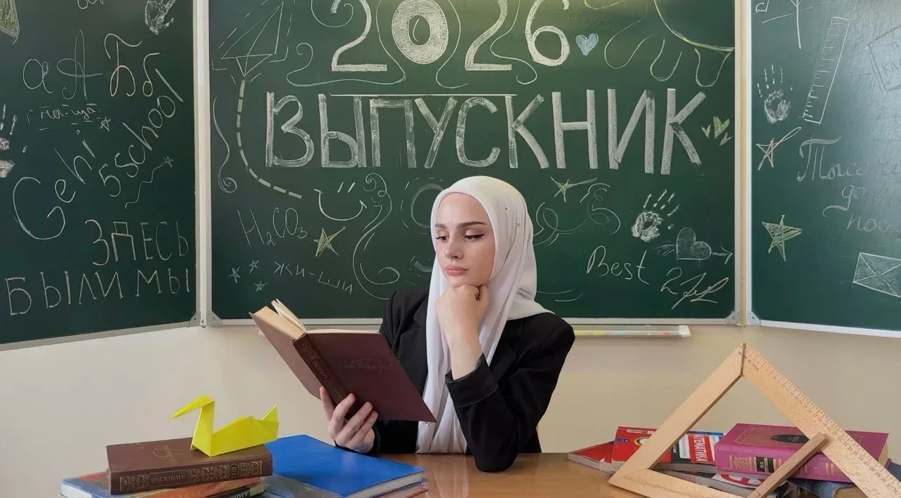 Снимок — это не просто бумага или файл. Это возможность через много лет снова услышать шум школьного