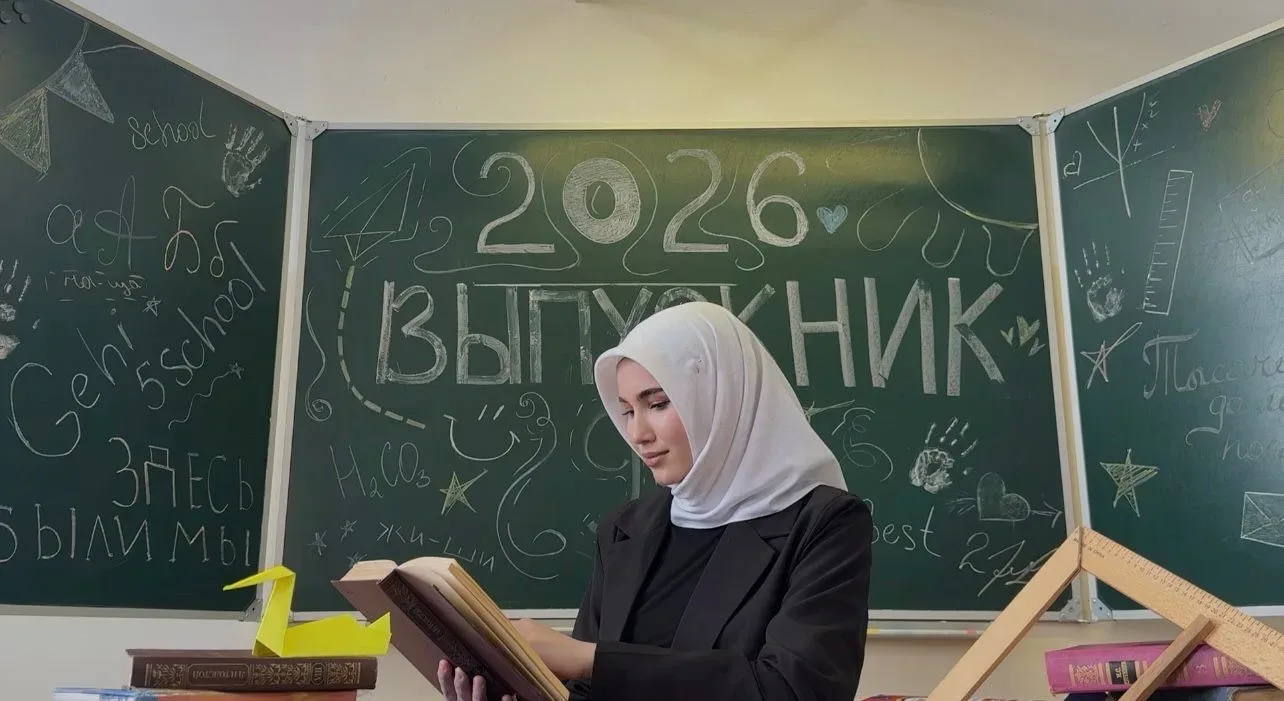 Снимок — это не просто бумага или файл. Это возможность через много лет снова услышать шум школьного