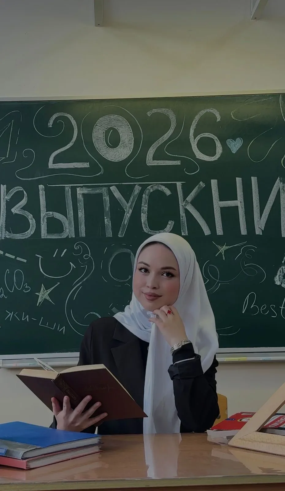 Снимок — это не просто бумага или файл. Это возможность через много лет снова услышать шум школьного
