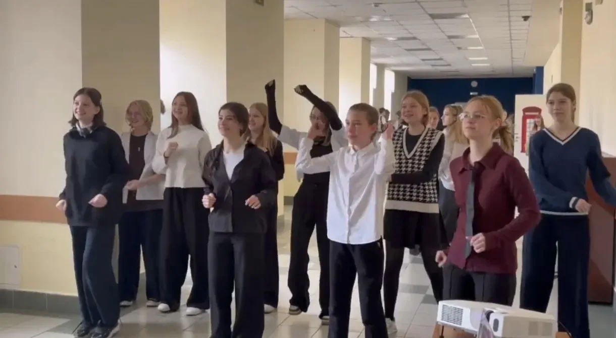 Продолжаем праздновать день рождения родной школы.  30 апреля на Егорова прошло под девизом танцуй н