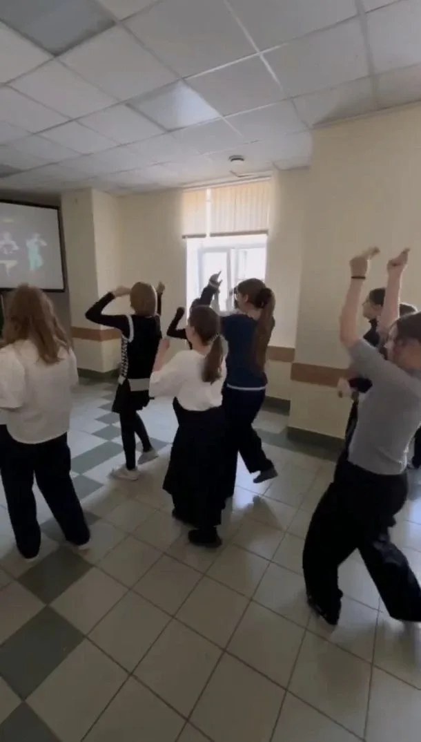 Продолжаем праздновать день рождения родной школы.  30 апреля на Егорова прошло под девизом танцуй н