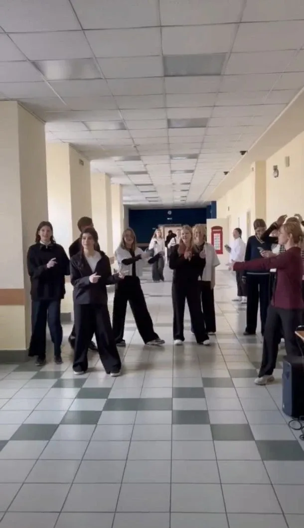 Продолжаем праздновать день рождения родной школы.  30 апреля на Егорова прошло под девизом танцуй н