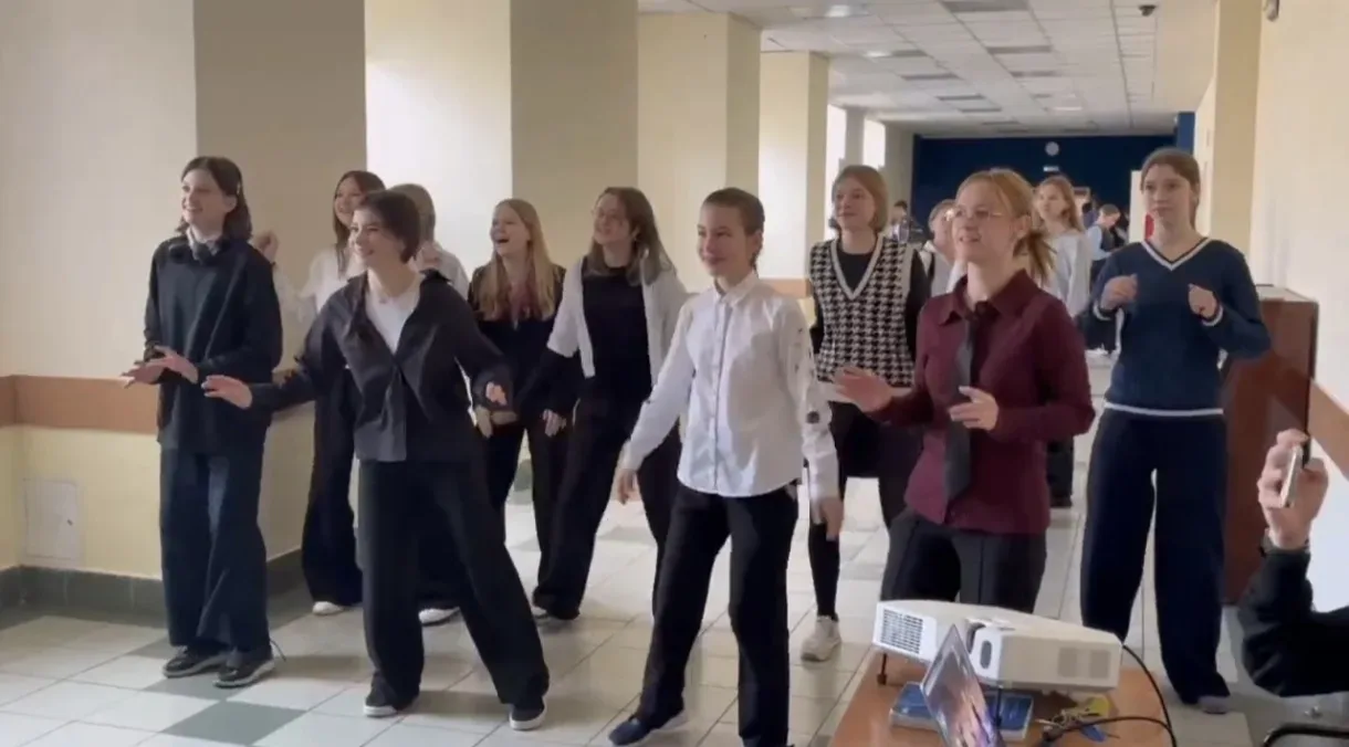 Продолжаем праздновать день рождения родной школы.  30 апреля на Егорова прошло под девизом танцуй н