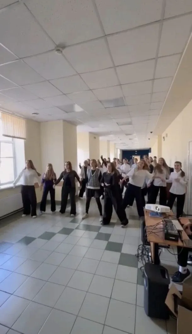 Продолжаем праздновать день рождения родной школы.  30 апреля на Егорова прошло под девизом танцуй н