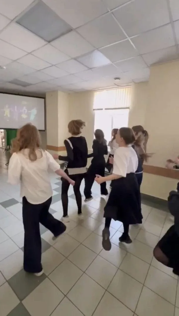 Продолжаем праздновать день рождения родной школы.  30 апреля на Егорова прошло под девизом танцуй н