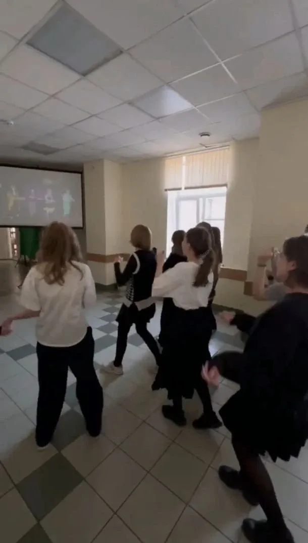 Продолжаем праздновать день рождения родной школы.  30 апреля на Егорова прошло под девизом танцуй н