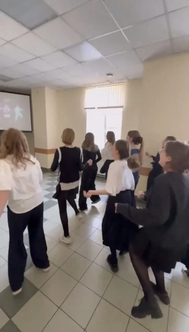 Продолжаем праздновать день рождения родной школы.  30 апреля на Егорова прошло под девизом танцуй н