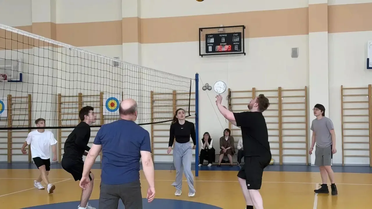 Традиционный волейбольный матч в честь дня рождения школы прошел 28 апреля на Малой Митрофаньевской.