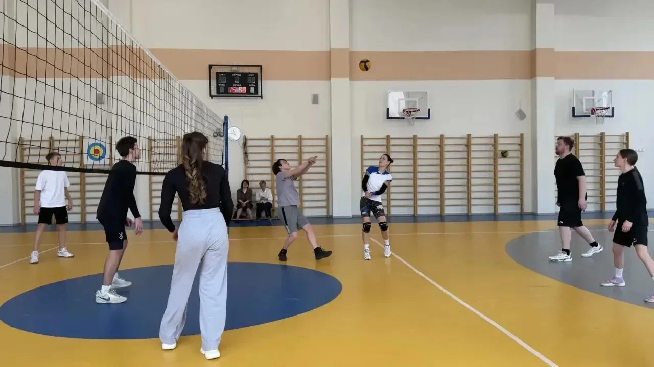 Традиционный волейбольный матч в честь дня рождения школы прошел 28 апреля на Малой Митрофаньевской.