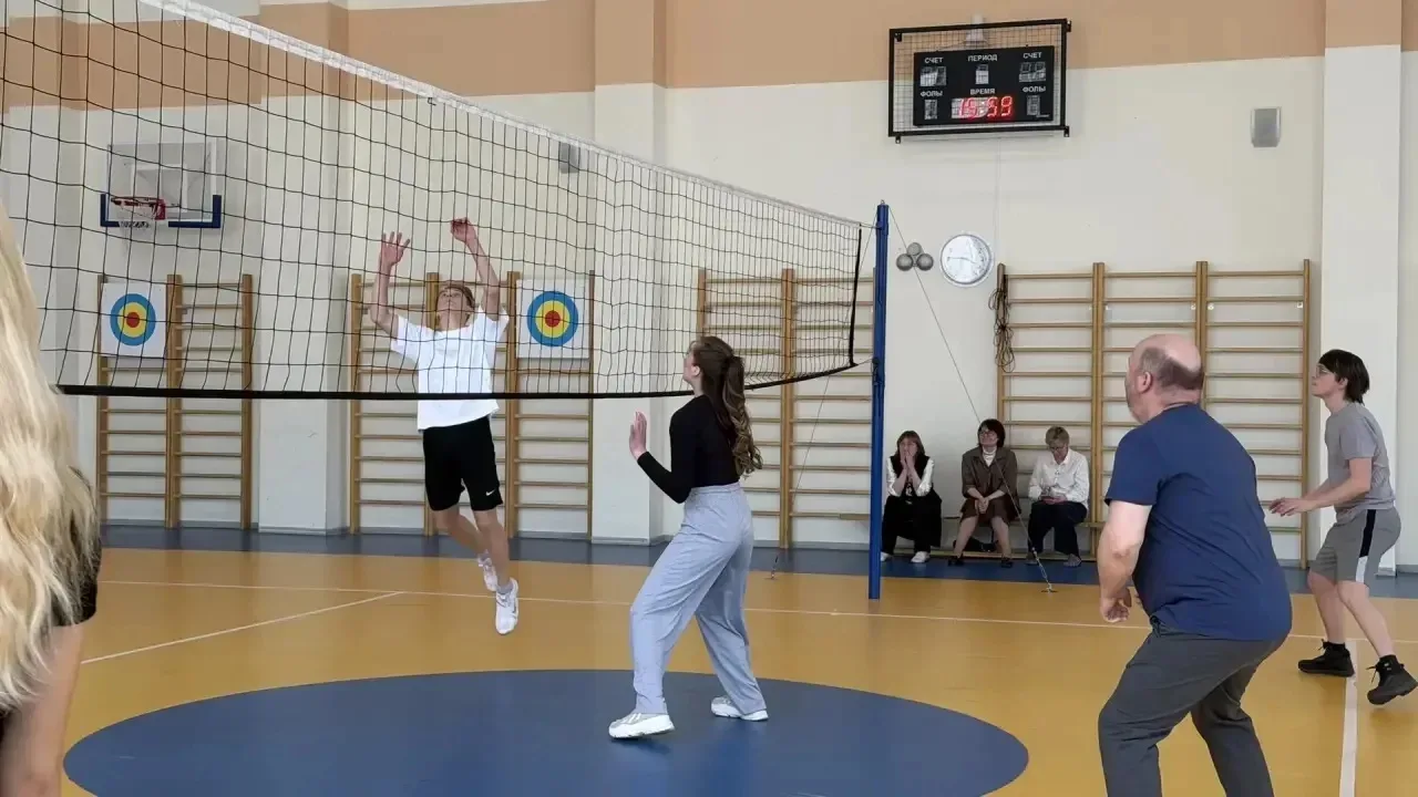 Традиционный волейбольный матч в честь дня рождения школы прошел 28 апреля на Малой Митрофаньевской.