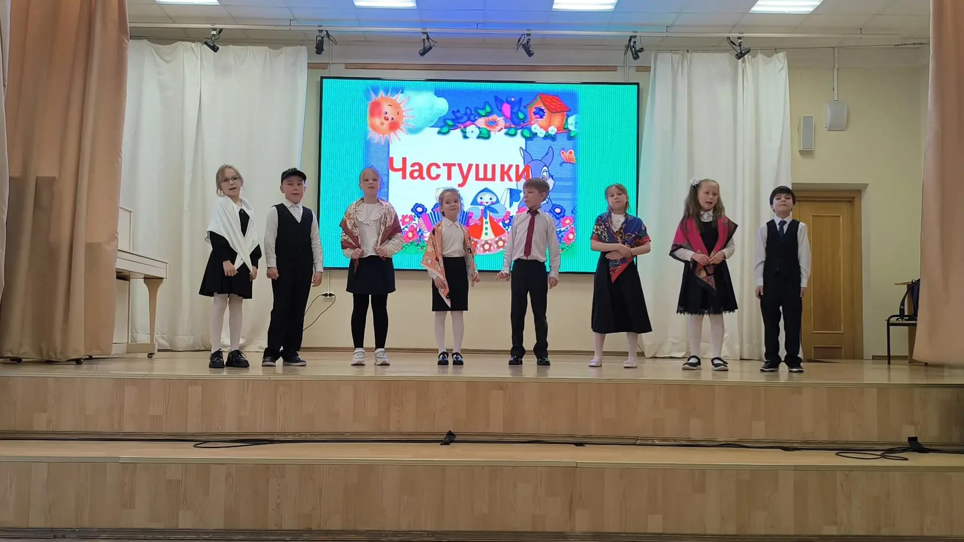 Сегодня, 21 мая, в актовом зале на Обводном на Празднике «Прощай, 1 класс!» ребята рассказывали о шк