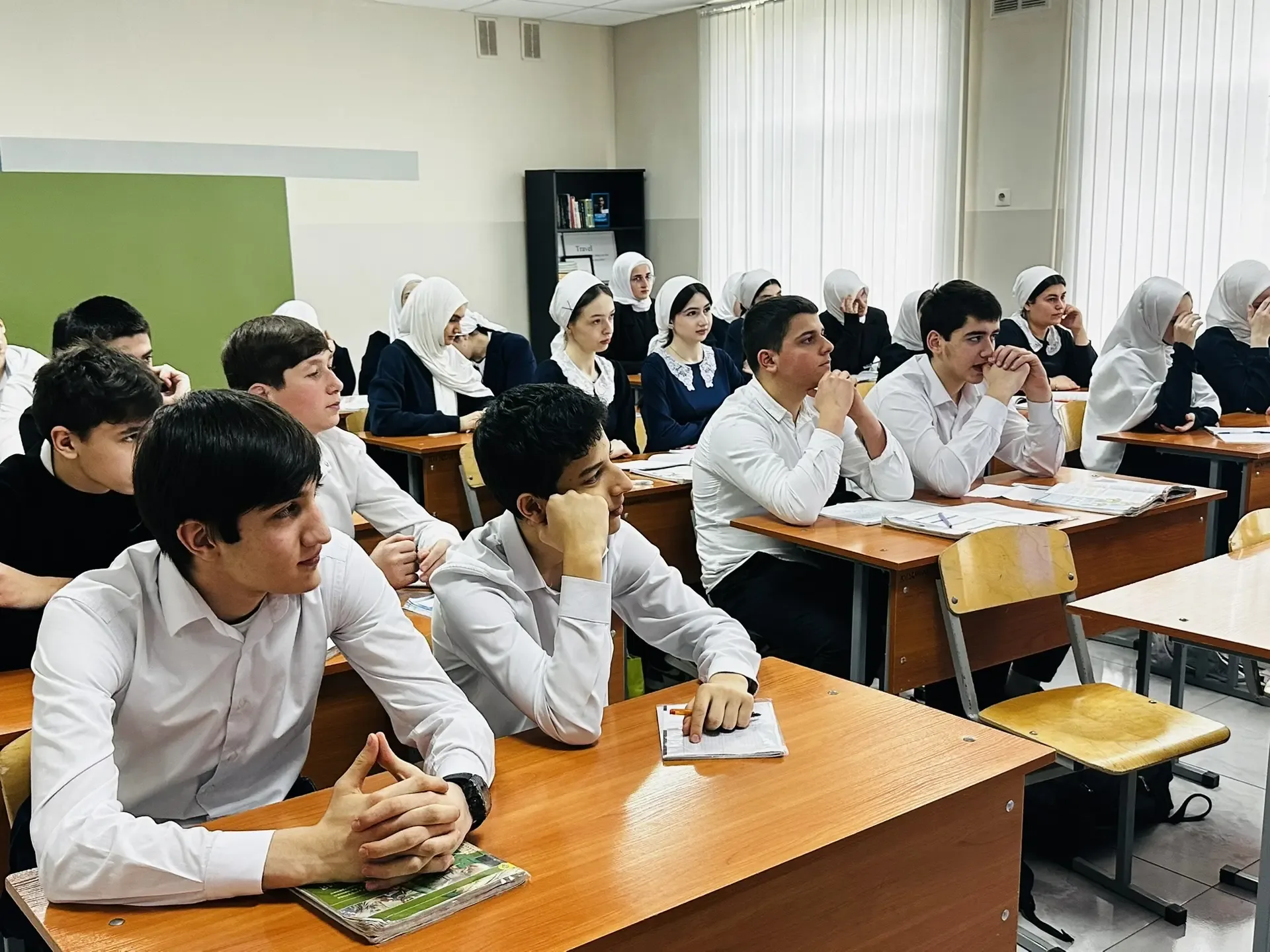 В МБОУ «Гимназия № 4» г. Грозного прошёл классный час «Урок мужества» в 9 «Б» классе на тему «Сила д